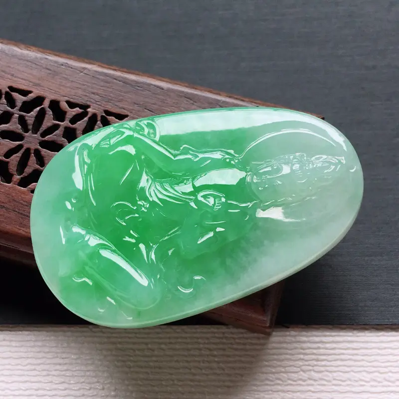 【冰糯种飘绿自在观音吊坠, 料子细腻,雕工精美,颜色漂亮, 尺寸:43.3×27×6mm】图3