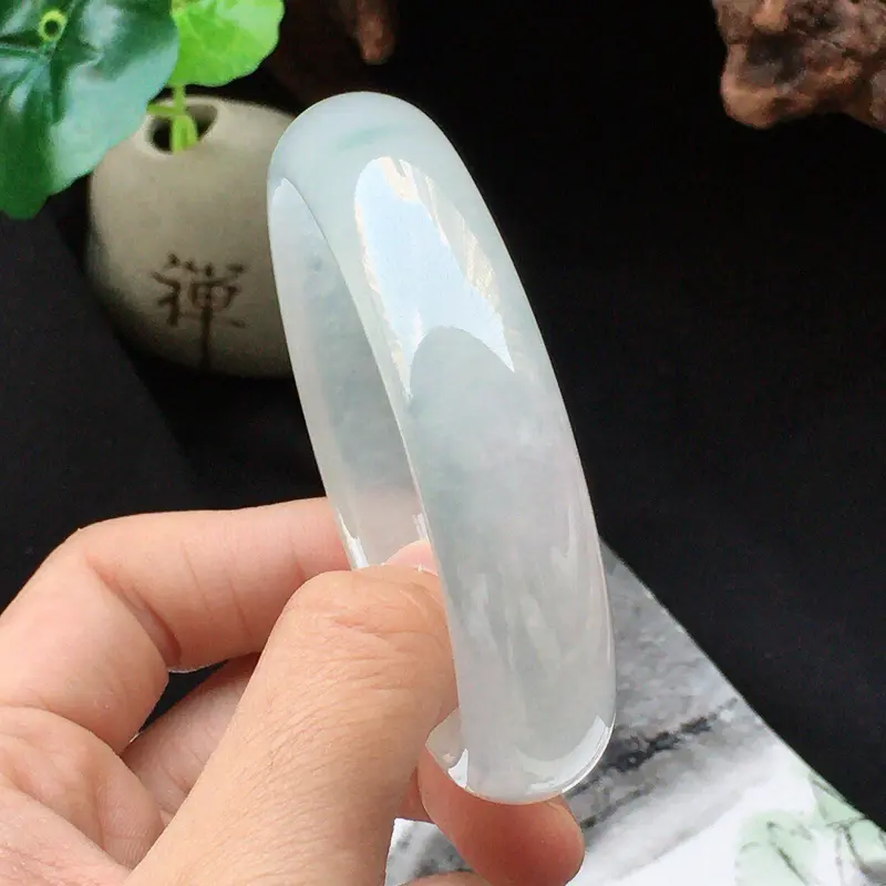 【缅甸翡翠55圈口贵妃手镯,自然光实拍,颜色漂亮,玉质莹润,佩戴佳品,尺寸:55.0*13.7*7.0mm(适合佩戴正圈53圈口的佩戴),重46.00克】图1