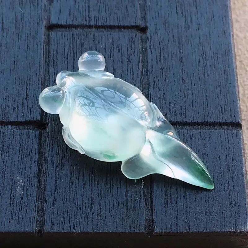 【自然光实拍,缅甸a货翡翠,冰种飘花金鱼,种好通透,起荧光,精致迷人】图1