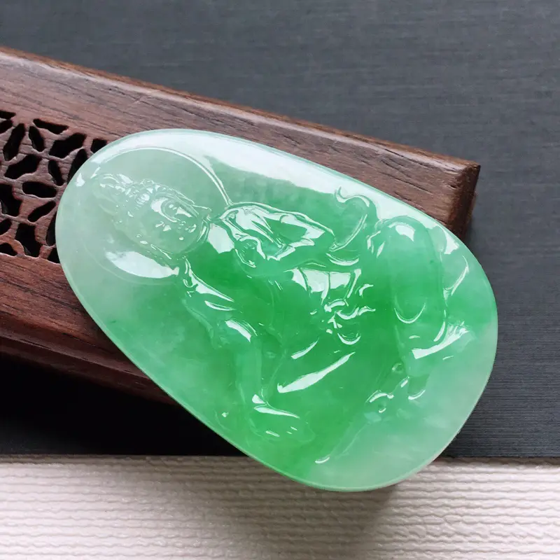 【冰糯种飘绿自在观音吊坠, 料子细腻,雕工精美,颜色漂亮, 尺寸:43.3×27×6mm】图4