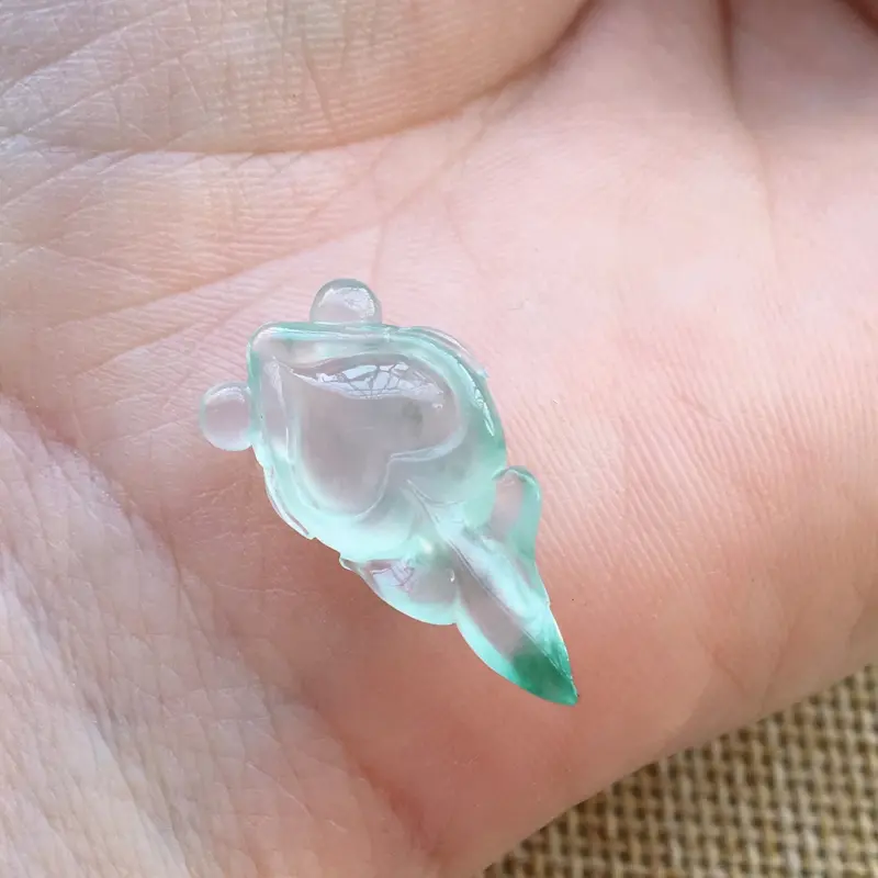 【自然光实拍,缅甸a货翡翠,冰种飘花金鱼,种好通透,起荧光,精致迷人】图6