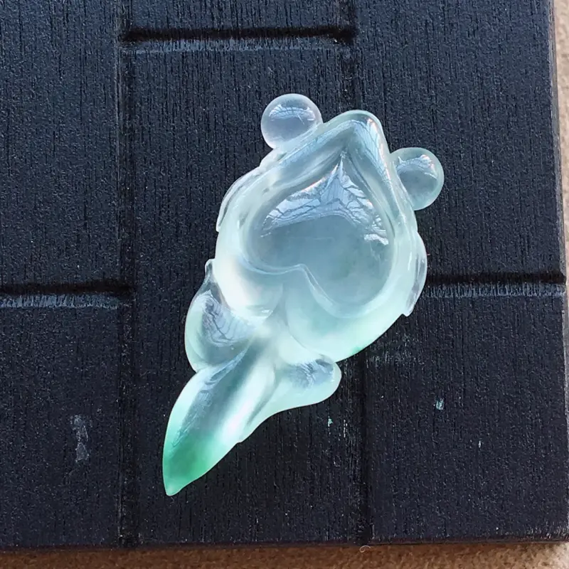【自然光实拍,缅甸a货翡翠,冰种飘花金鱼,种好通透,起荧光,精致迷人】图4