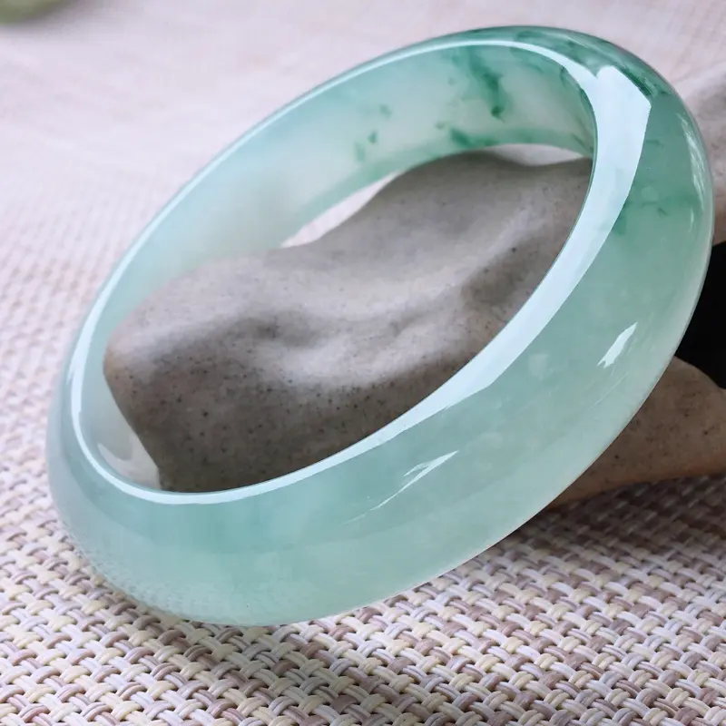 【正圈57-58,天然翡翠手镯,老坑全胶感,意境飘花,高档精美,种水好,正装玉手镯,完美无纹裂,尺寸圈口57.7/14/8.2, 011464】图2