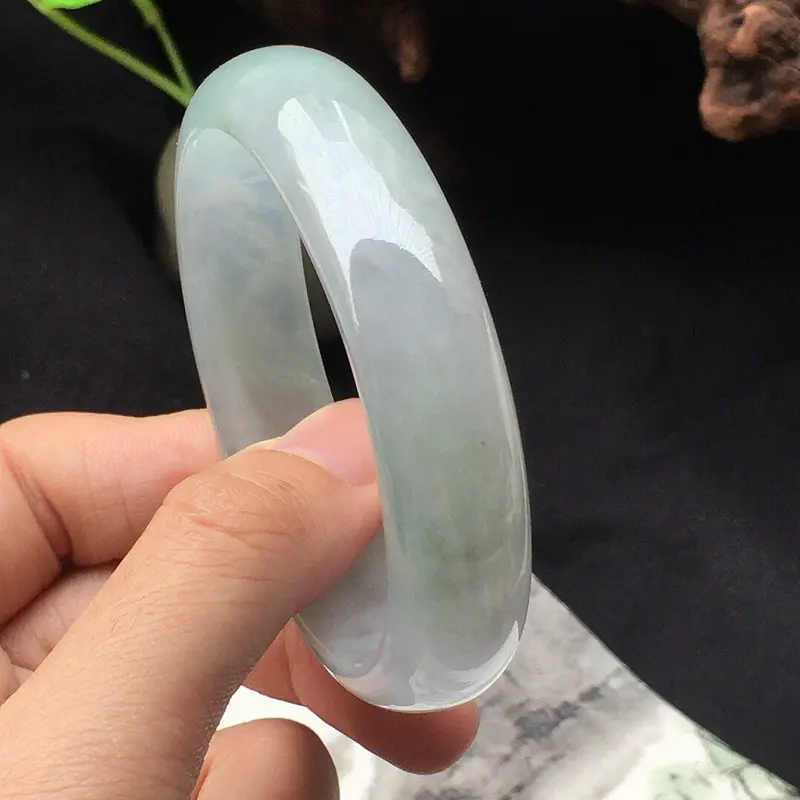 【缅甸翡翠54圈口贵妃手镯,自然光实拍,颜色漂亮,玉质莹润,佩戴佳品,尺寸:54.5*47.5*13.1*7.0mm(适合佩戴正圈52圈口的佩戴),重47.27克】图1