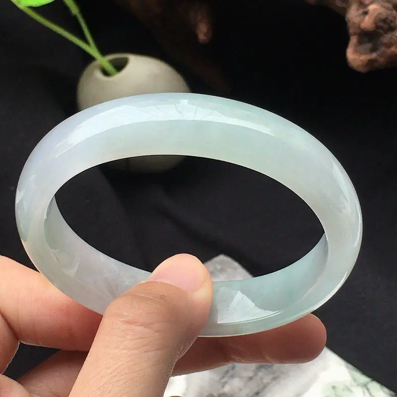 【缅甸翡翠54圈口贵妃手镯,自然光实拍,颜色漂亮,玉质莹润,佩戴佳品,尺寸:54.5*47.5*13.1*7.0mm(适合佩戴正圈52圈口的佩戴),重47.27克】图5