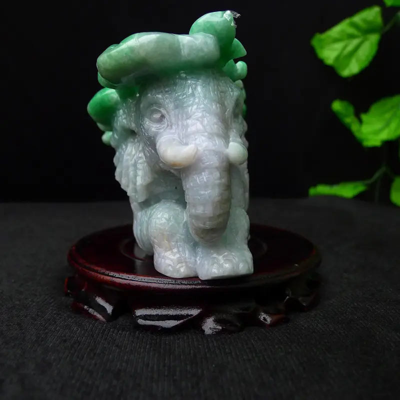 (太平盛象) 翡翠精雕水润飘绿大象摆件 裸石尺寸85*160*90mm 玉石重1.59公斤 ，厚装大件，雕工精湛，栩栩如生。绿色鲜艳，寓意吉祥