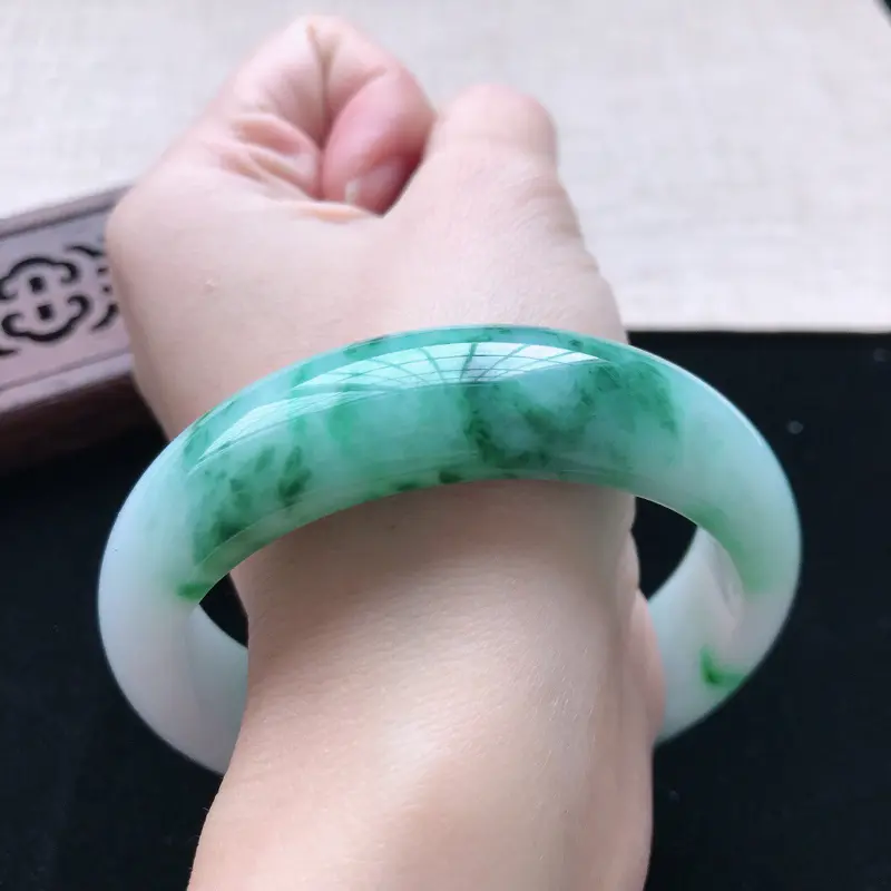 【正圈:58.3。天然翡翠A货。老坑糯种飘辣绿花手镯。玉质莹润,佩戴奢华优雅。尺寸:58.3*16*7.8mm##**】图8