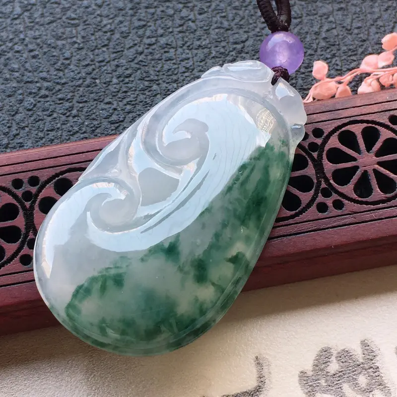 缅甸翡翠飘花如意吊坠(顶珠为装饰珠),自然光实拍,颜色漂亮,玉质莹润