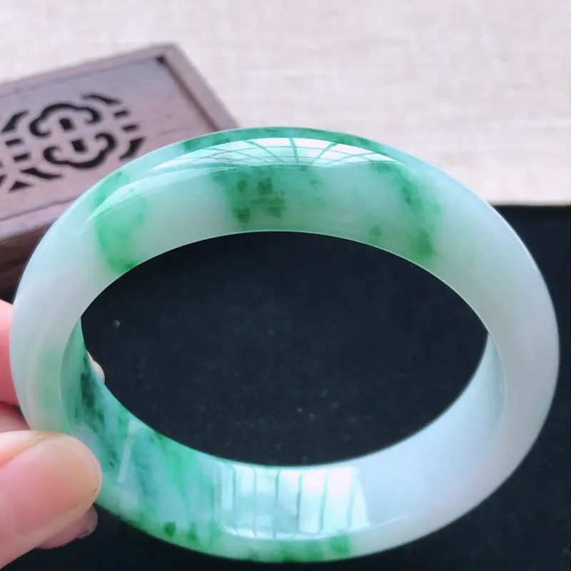 【正圈:58.3。天然翡翠A货。老坑糯种飘辣绿花手镯。玉质莹润,佩戴奢华优雅。尺寸:58.3*16*7.8mm##**】图5