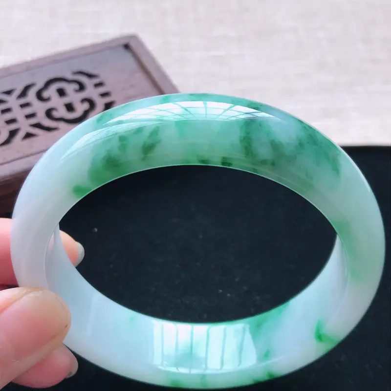 【正圈:58.3。天然翡翠A货。老坑糯种飘辣绿花手镯。玉质莹润,佩戴奢华优雅。尺寸:58.3*16*7.8mm##**】图1