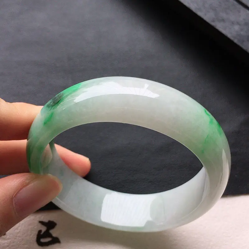 【缅甸翡翠52圈口带绿贵妃手镯,自然光实拍,颜色漂亮,玉质莹润,佩戴佳品,尺寸:52.6*48.3*14.1*6.6mm(适合佩戴正圈50圈口的佩戴),重44.51克】图7