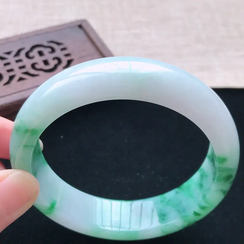 【正圈:58.3。天然翡翠A货。老坑糯种飘辣绿花手镯。玉质莹润,佩戴奢华优雅。尺寸:58.3*16*7.8mm##**】图3