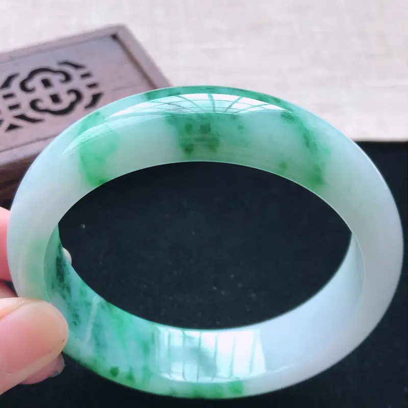 【正圈:58.3。天然翡翠A货。老坑糯种飘辣绿花手镯。玉质莹润,佩戴奢华优雅。尺寸:58.3*16*7.8mm##**】图6