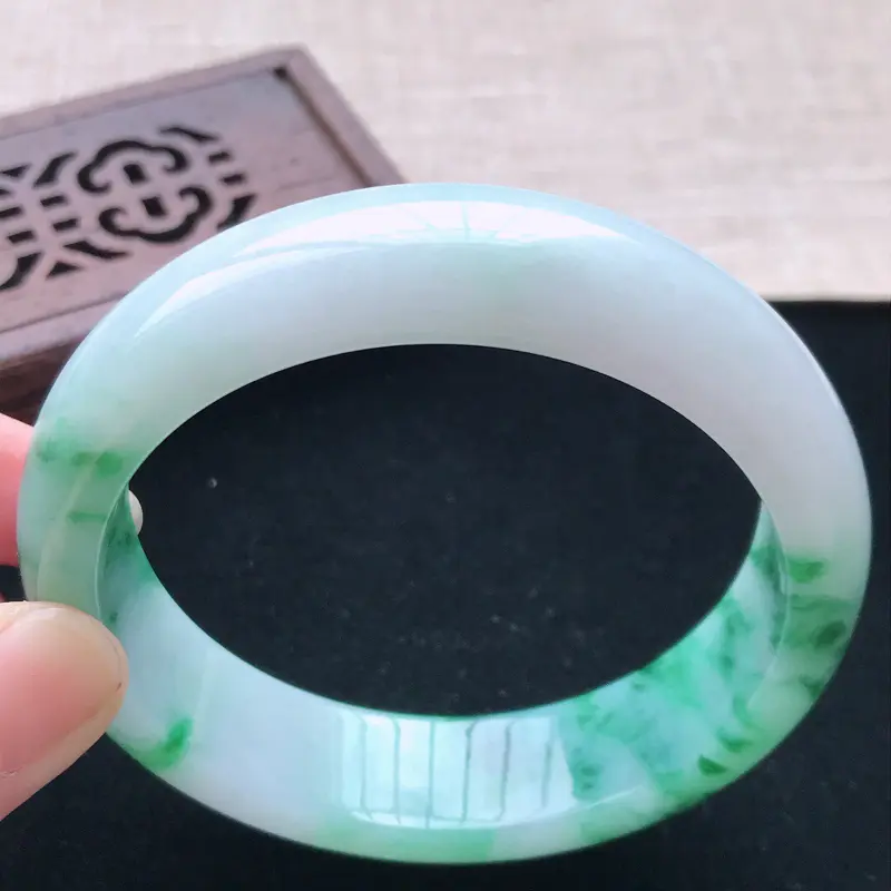 【正圈:58.3。天然翡翠A货。老坑糯种飘辣绿花手镯。玉质莹润,佩戴奢华优雅。尺寸:58.3*16*7.8mm##**】图4