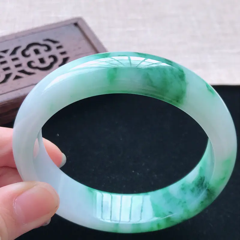 【正圈:58.3。天然翡翠A货。老坑糯种飘辣绿花手镯。玉质莹润,佩戴奢华优雅。尺寸:58.3*16*7.8mm##**】图7