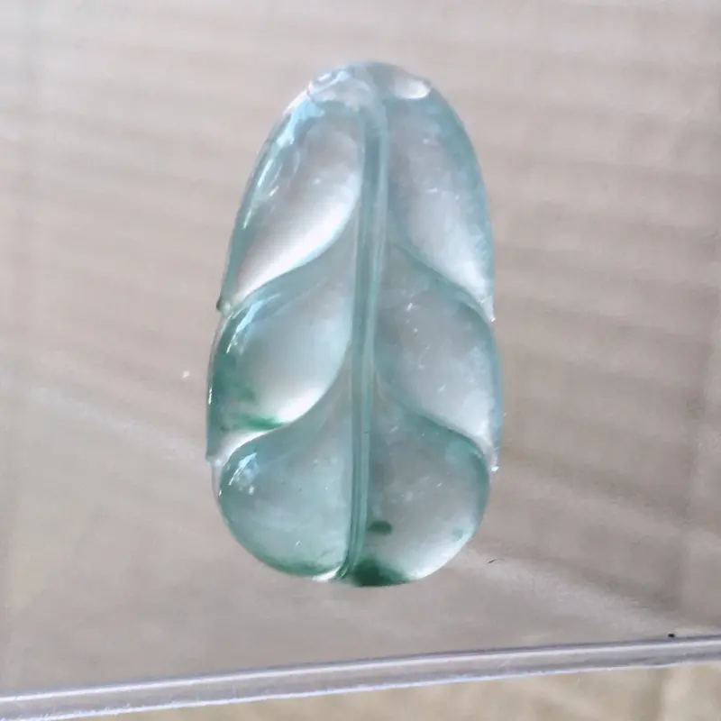 【自然光实拍,缅甸a货翡翠,冰种飘花叶子,起胶感,种好水润,玉质细腻,雕工精细,品相佳,有孔可直接佩戴。】图7