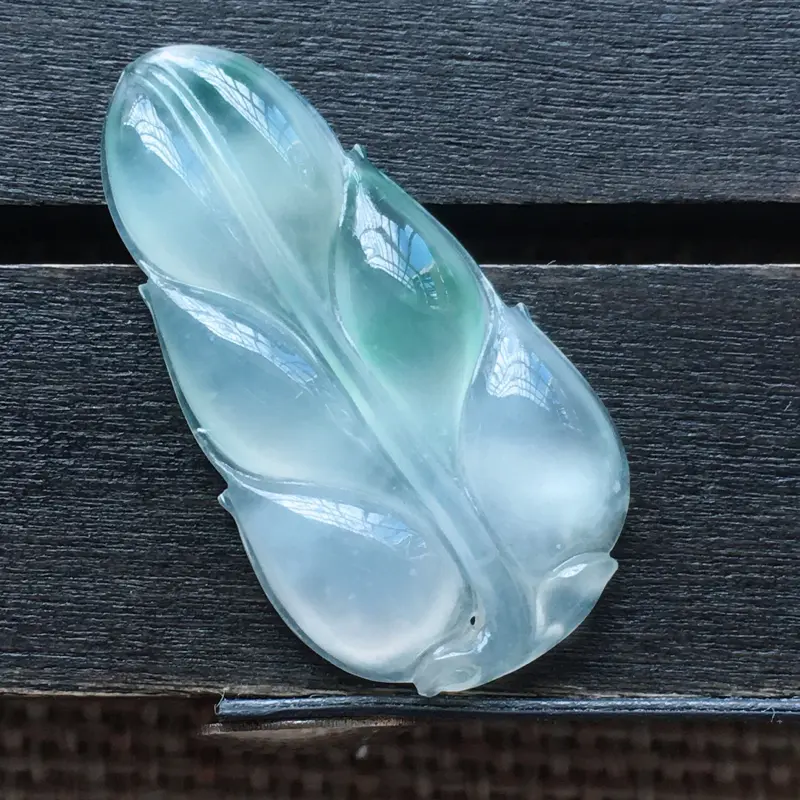 【自然光实拍,缅甸a货翡翠,冰种飘花叶子,起胶感,饱满种好水润,玉质细腻,雕工精细,品相佳,有孔可直接佩戴。】图6