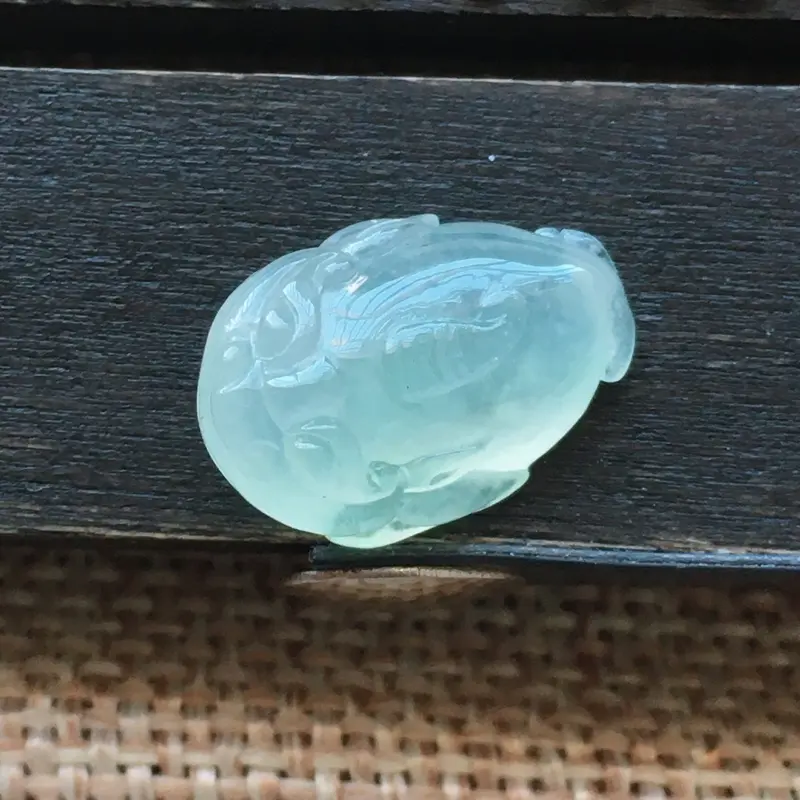 【自然光实拍,缅甸a货翡翠,冰种貔貅,饱满种好水润,玉质细腻,雕工精细,品相佳,镶嵌佳品。】图3