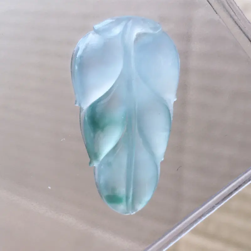 【自然光实拍,缅甸a货翡翠,冰种飘花叶子,起胶感,饱满种好水润,玉质细腻,雕工精细,品相佳,有孔可直接佩戴。】图8