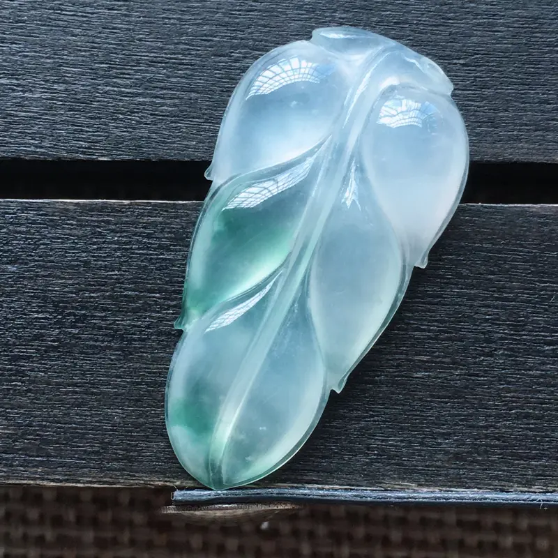 【自然光实拍,缅甸a货翡翠,冰种飘花叶子,起胶感,饱满种好水润,玉质细腻,雕工精细,品相佳,有孔可直接佩戴。】图1