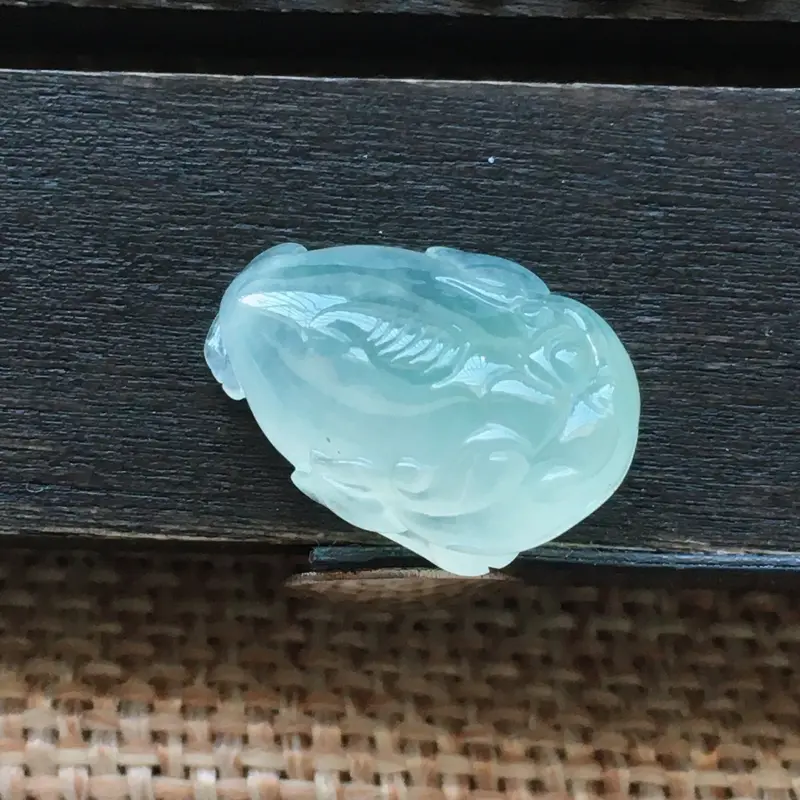 【自然光实拍,缅甸a货翡翠,冰种貔貅,饱满种好水润,玉质细腻,雕工精细,品相佳,镶嵌佳品。】图2