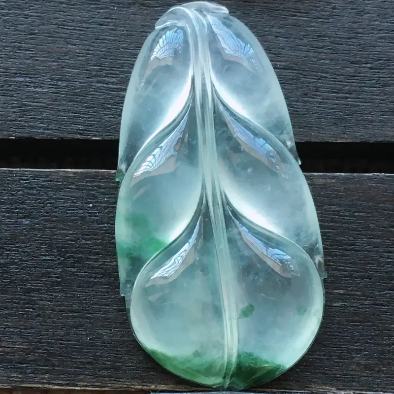 【自然光实拍,缅甸a货翡翠,冰种飘花叶子,起胶感,种好水润,玉质细腻,雕工精细,品相佳,有孔可直接佩戴。】图4