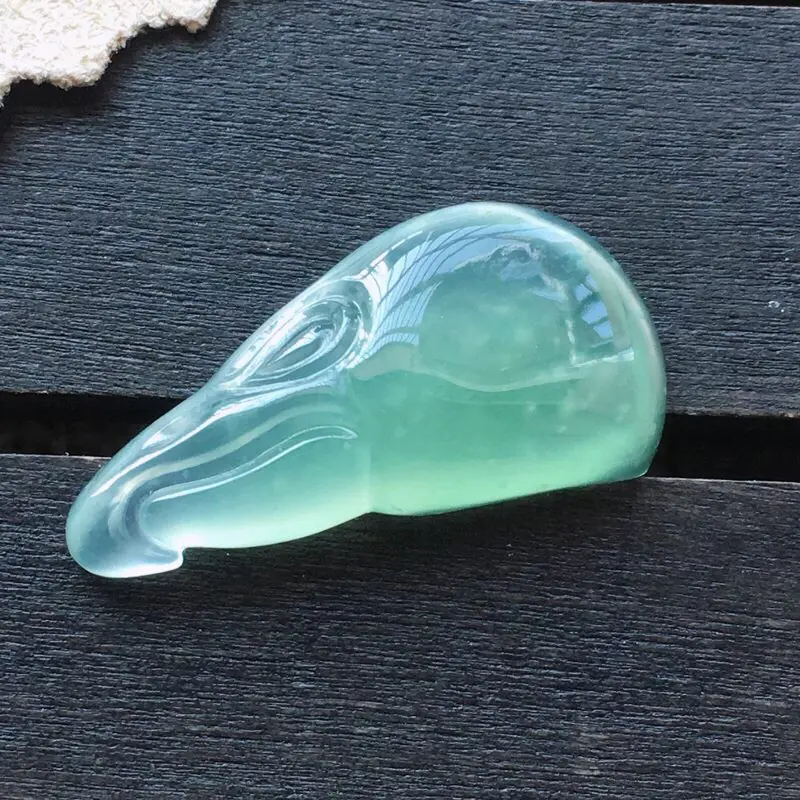 【自然光实拍,缅甸a货翡翠,冰种老鹰,飘雪花棉,玉质细腻。饱满形体佳,雕工精细,镶嵌佳品。】图1