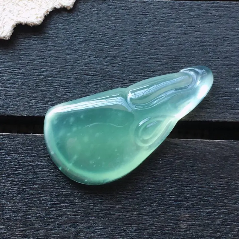【自然光实拍,缅甸a货翡翠,冰种老鹰,飘雪花棉,玉质细腻。饱满形体佳,雕工精细,镶嵌佳品。】图2