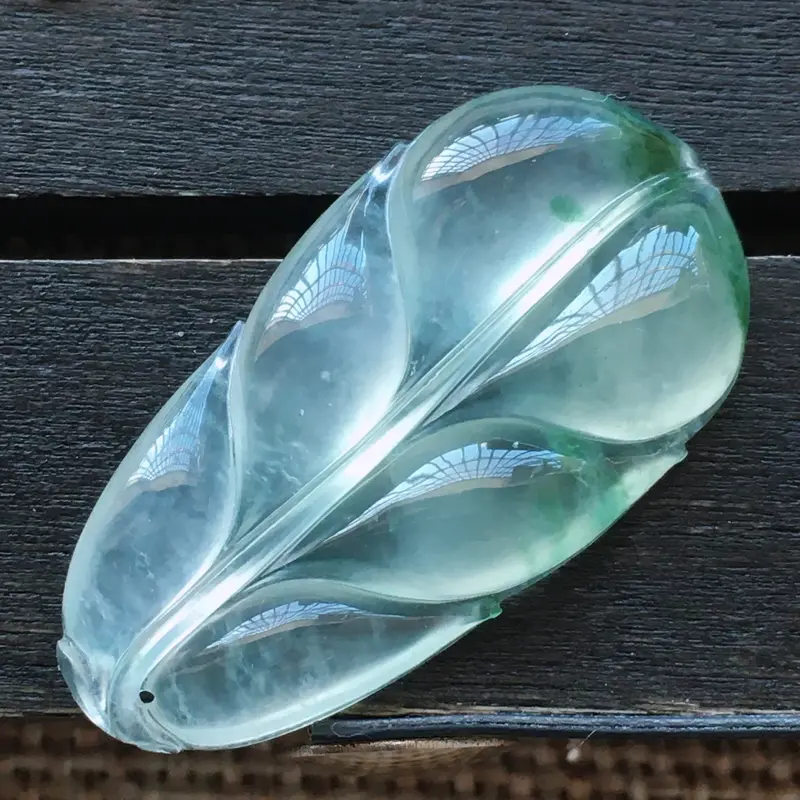 【自然光实拍,缅甸a货翡翠,冰种飘花叶子,起胶感,种好水润,玉质细腻,雕工精细,品相佳,有孔可直接佩戴。】图3