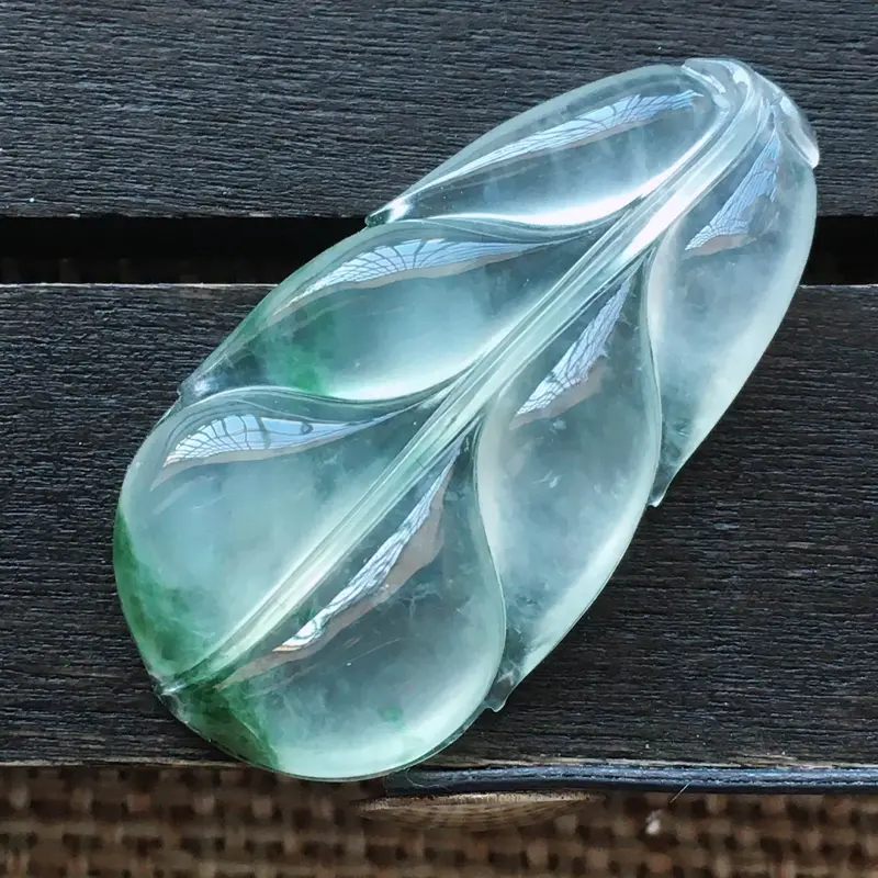【自然光实拍,缅甸a货翡翠,冰种飘花叶子,起胶感,种好水润,玉质细腻,雕工精细,品相佳,有孔可直接佩戴。】图1