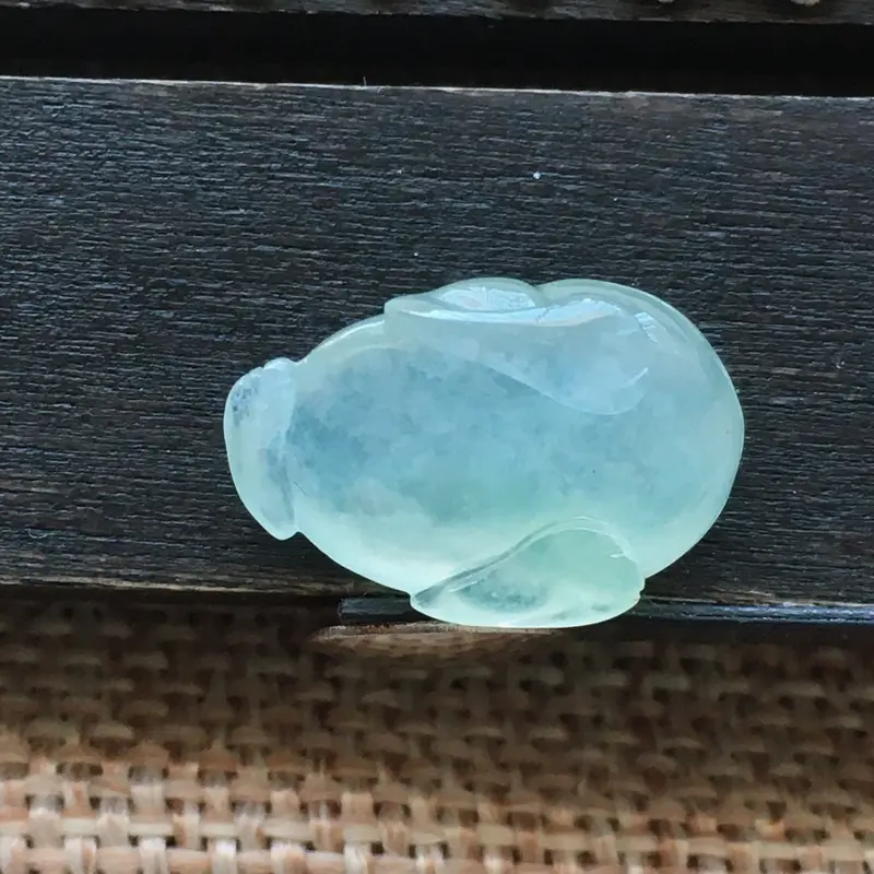 【自然光实拍,缅甸a货翡翠,冰种貔貅,饱满种好水润,玉质细腻,雕工精细,品相佳,镶嵌佳品。】图4