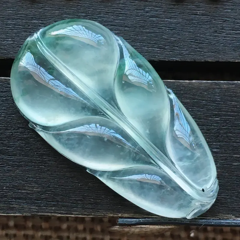 【自然光实拍,缅甸a货翡翠,冰种飘花叶子,起胶感,种好水润,玉质细腻,雕工精细,品相佳,有孔可直接佩戴。】图2