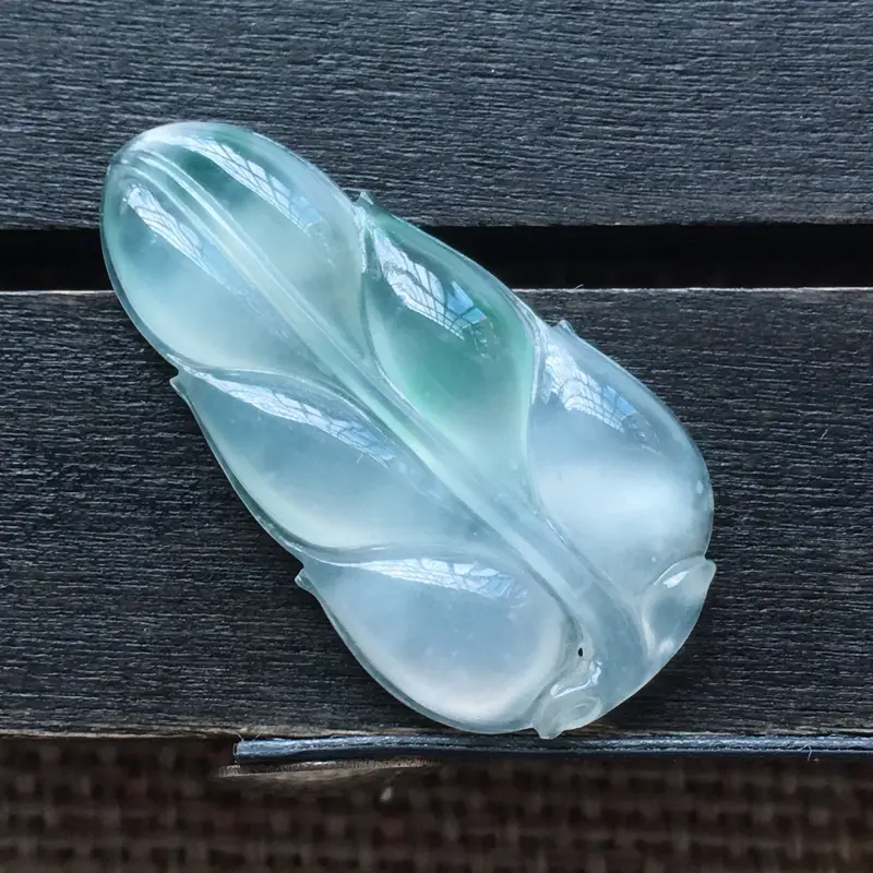 【自然光实拍,缅甸a货翡翠,冰种飘花叶子,起胶感,饱满种好水润,玉质细腻,雕工精细,品相佳,有孔可直接佩戴。】图4