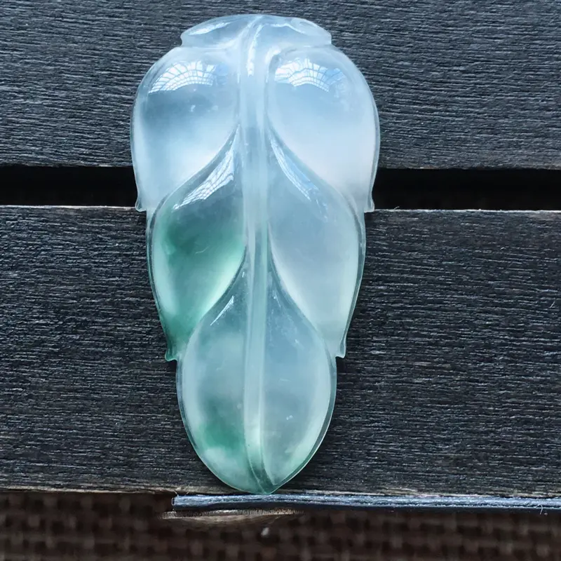 【自然光实拍,缅甸a货翡翠,冰种飘花叶子,起胶感,饱满种好水润,玉质细腻,雕工精细,品相佳,有孔可直接佩戴。】图2