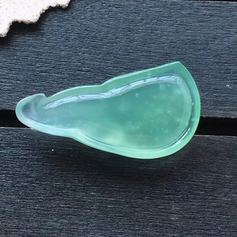 【自然光实拍,缅甸a货翡翠,冰种老鹰,飘雪花棉,玉质细腻。饱满形体佳,雕工精细,镶嵌佳品。】图5