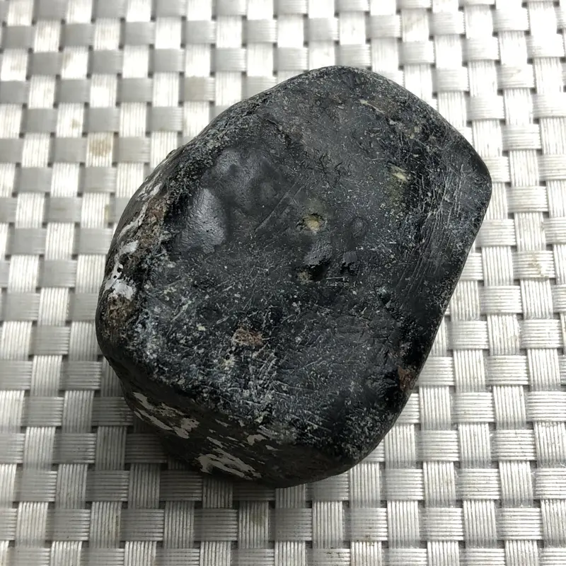 【#矿区新货来袭#
👉 【名称】黑蜡壳会卡场口
【重量】0.3千克
【尺寸】65×50×50mm
【产地】缅甸新货翡翠原石
【描述】《免费切,免费盖手镯,免费开窗》
会卡黑腊壳,肉细水长,打灯起荧光,可取手把件,喜欢的老板快来秒!】图3