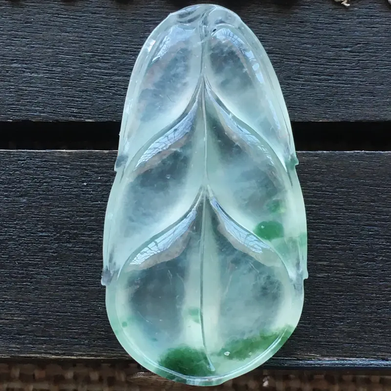 【自然光实拍,缅甸a货翡翠,冰种飘花叶子,起胶感,种好水润,玉质细腻,雕工精细,品相佳,有孔可直接佩戴。】图5