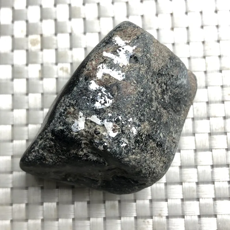 【#矿区新货来袭#
👉 【名称】黑蜡壳会卡场口
【重量】0.3千克
【尺寸】65×50×50mm
【产地】缅甸新货翡翠原石
【描述】《免费切,免费盖手镯,免费开窗》
会卡黑腊壳,肉细水长,打灯起荧光,可取手把件,喜欢的老板快来秒!】图2