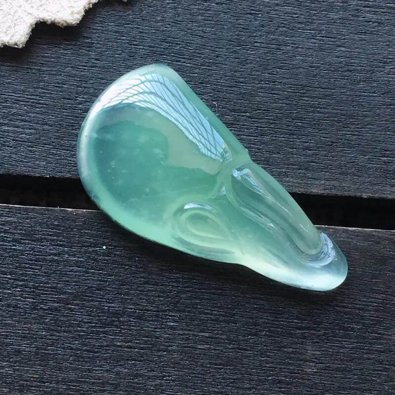 【自然光实拍,缅甸a货翡翠,冰种老鹰,飘雪花棉,玉质细腻。饱满形体佳,雕工精细,镶嵌佳品。】图3