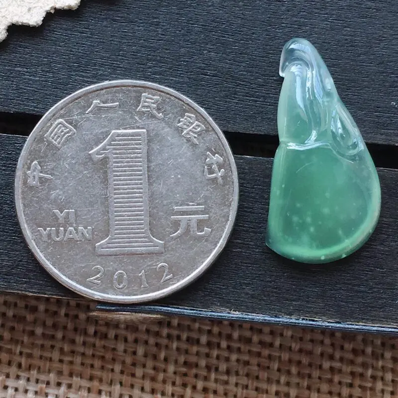 【自然光实拍,缅甸a货翡翠,冰种老鹰,飘雪花棉,玉质细腻。饱满形体佳,雕工精细,镶嵌佳品。】图4