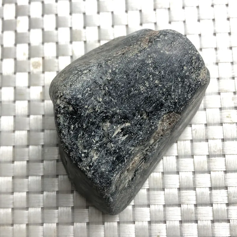 【#矿区新货来袭#
👉 【名称】黑蜡壳会卡场口
【重量】0.3千克
【尺寸】65×50×50mm
【产地】缅甸新货翡翠原石
【描述】《免费切,免费盖手镯,免费开窗》
会卡黑腊壳,肉细水长,打灯起荧光,可取手把件,喜欢的老板快来秒!】图1
