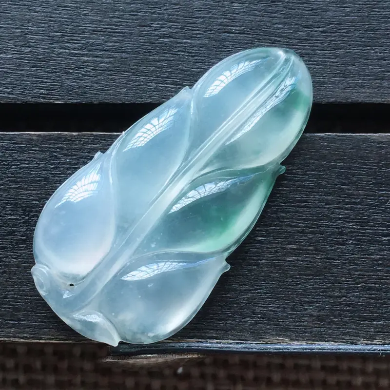 【自然光实拍,缅甸a货翡翠,冰种飘花叶子,起胶感,饱满种好水润,玉质细腻,雕工精细,品相佳,有孔可直接佩戴。】图5