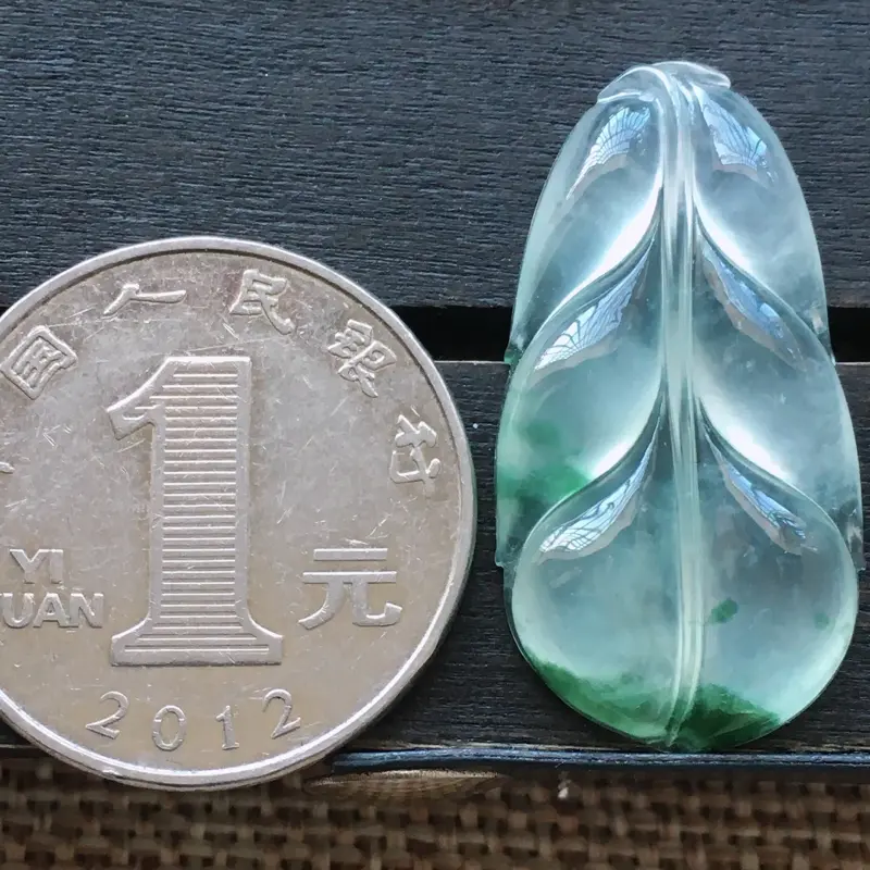 【自然光实拍,缅甸a货翡翠,冰种飘花叶子,起胶感,种好水润,玉质细腻,雕工精细,品相佳,有孔可直接佩戴。】图6