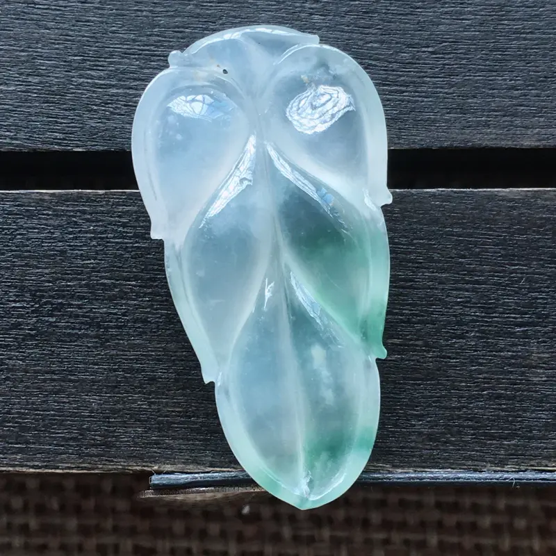 【自然光实拍,缅甸a货翡翠,冰种飘花叶子,起胶感,饱满种好水润,玉质细腻,雕工精细,品相佳,有孔可直接佩戴。】图3