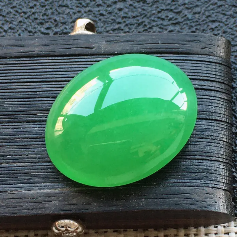 【精品翡翠蛋面,雕工精美,玉质莹润,玉:19.7*16.5*6.3MM,总质量:3.56g】图1