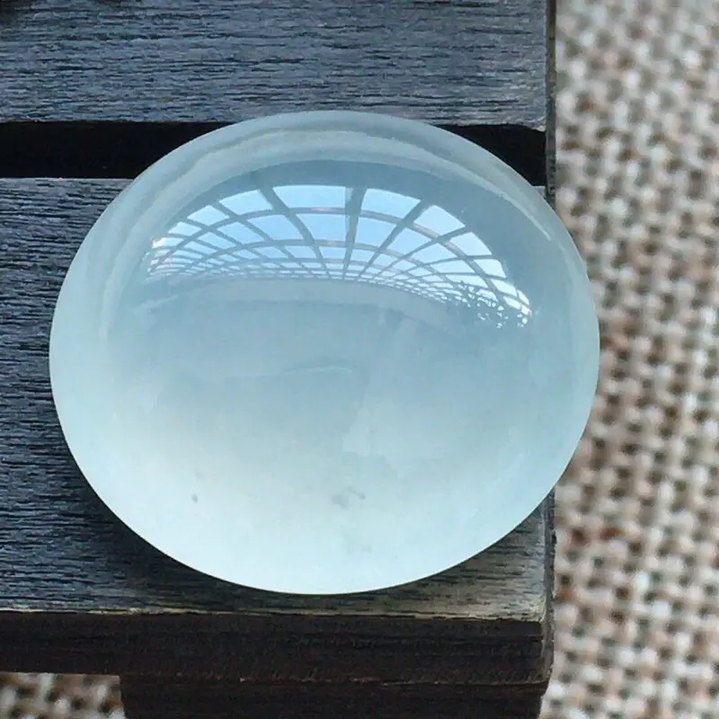 【自然光实拍,缅甸a货翡翠,冰种蛋面,种好水润,玉质细腻,大件饱满,形体好,镶嵌佳品。】图3