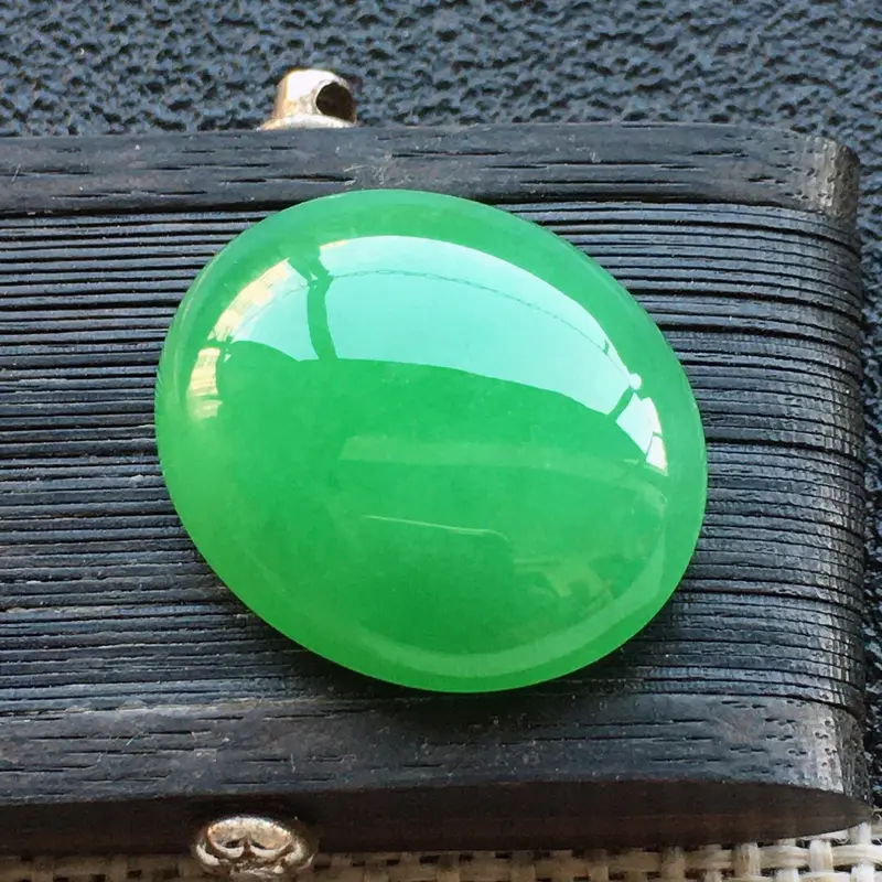 【精品翡翠蛋面,雕工精美,玉质莹润,玉:19.7*16.5*6.3MM,总质量:3.56g】图2