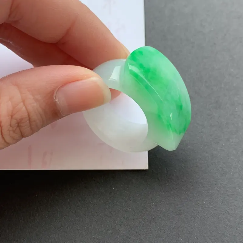【阳绿马鞍扳指_种好,玉质细腻,色彩迷人,水头饱满,形体漂亮,水润精致,上手效果极佳,尺寸20*31.2*16.8*7.7mm24号】图6
