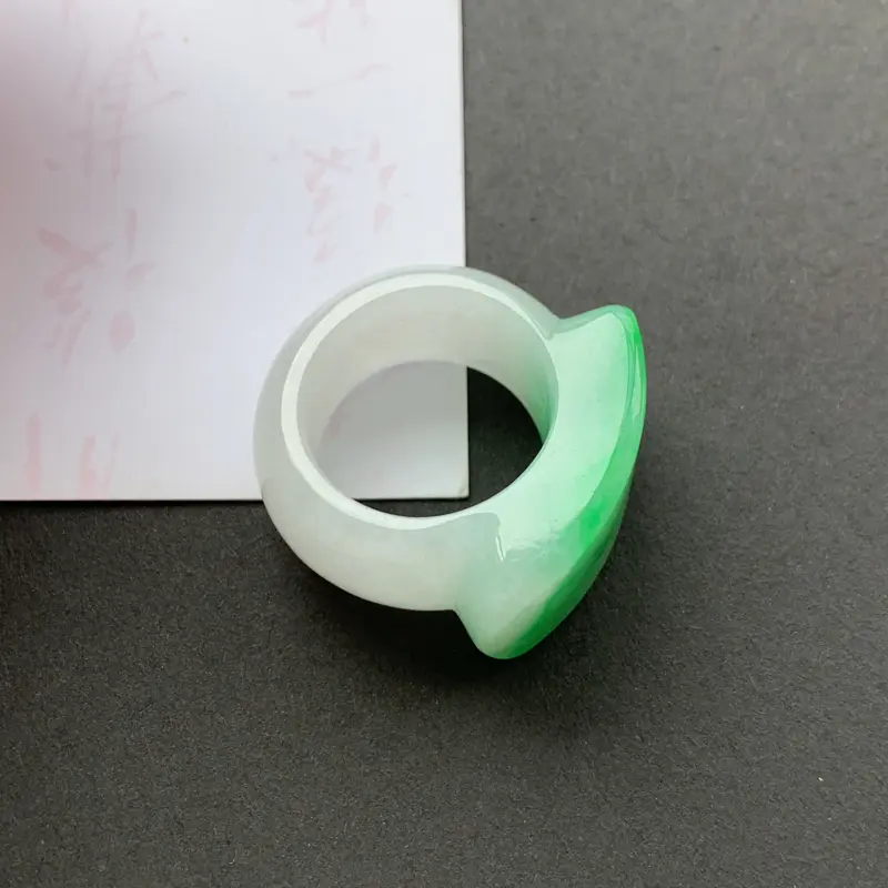 【阳绿马鞍扳指_种好,玉质细腻,色彩迷人,水头饱满,形体漂亮,水润精致,上手效果极佳,尺寸20*31.2*16.8*7.7mm24号】图5