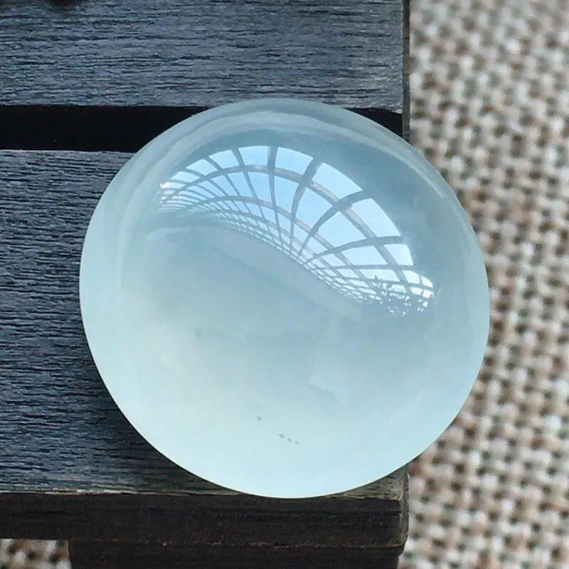 【自然光实拍,缅甸a货翡翠,冰种蛋面,种好水润,玉质细腻,大件饱满,形体好,镶嵌佳品。】图2